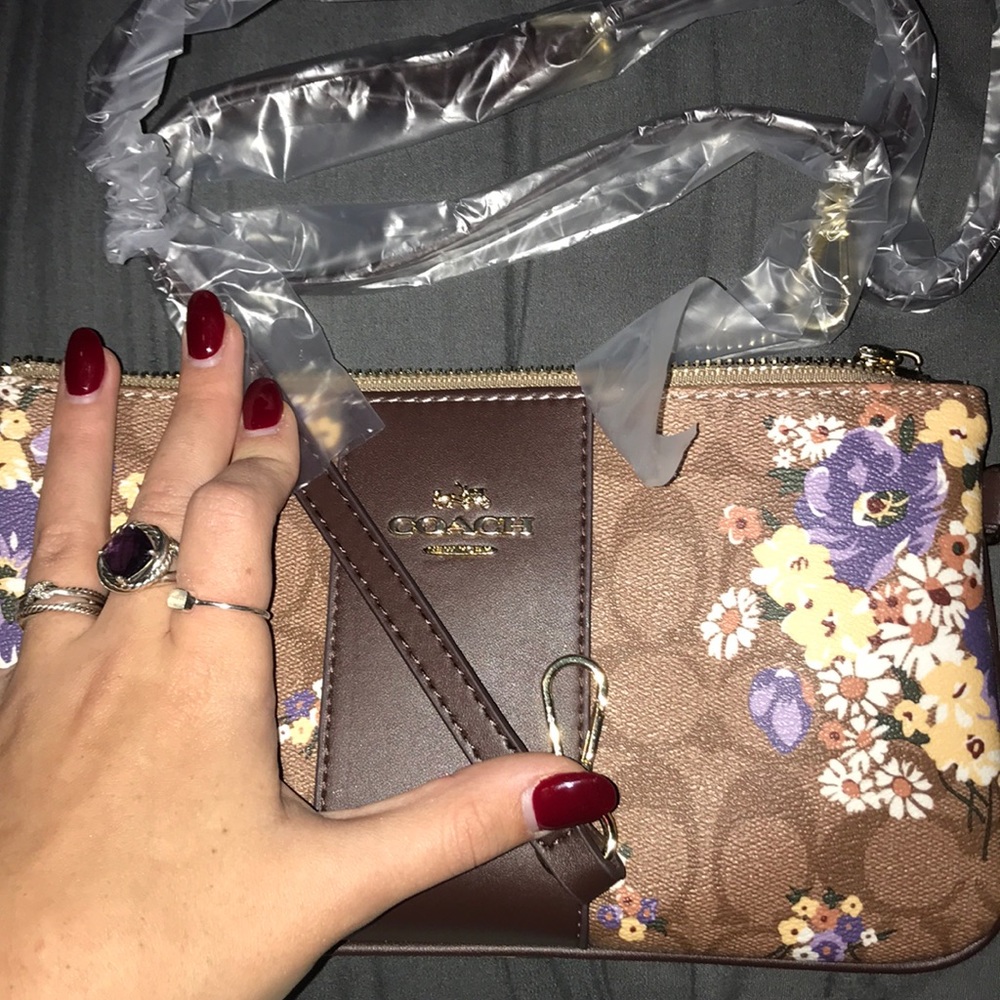 Coach Purse, turns: Clutch, Wristlet, crossbody - Picture 7 of 7